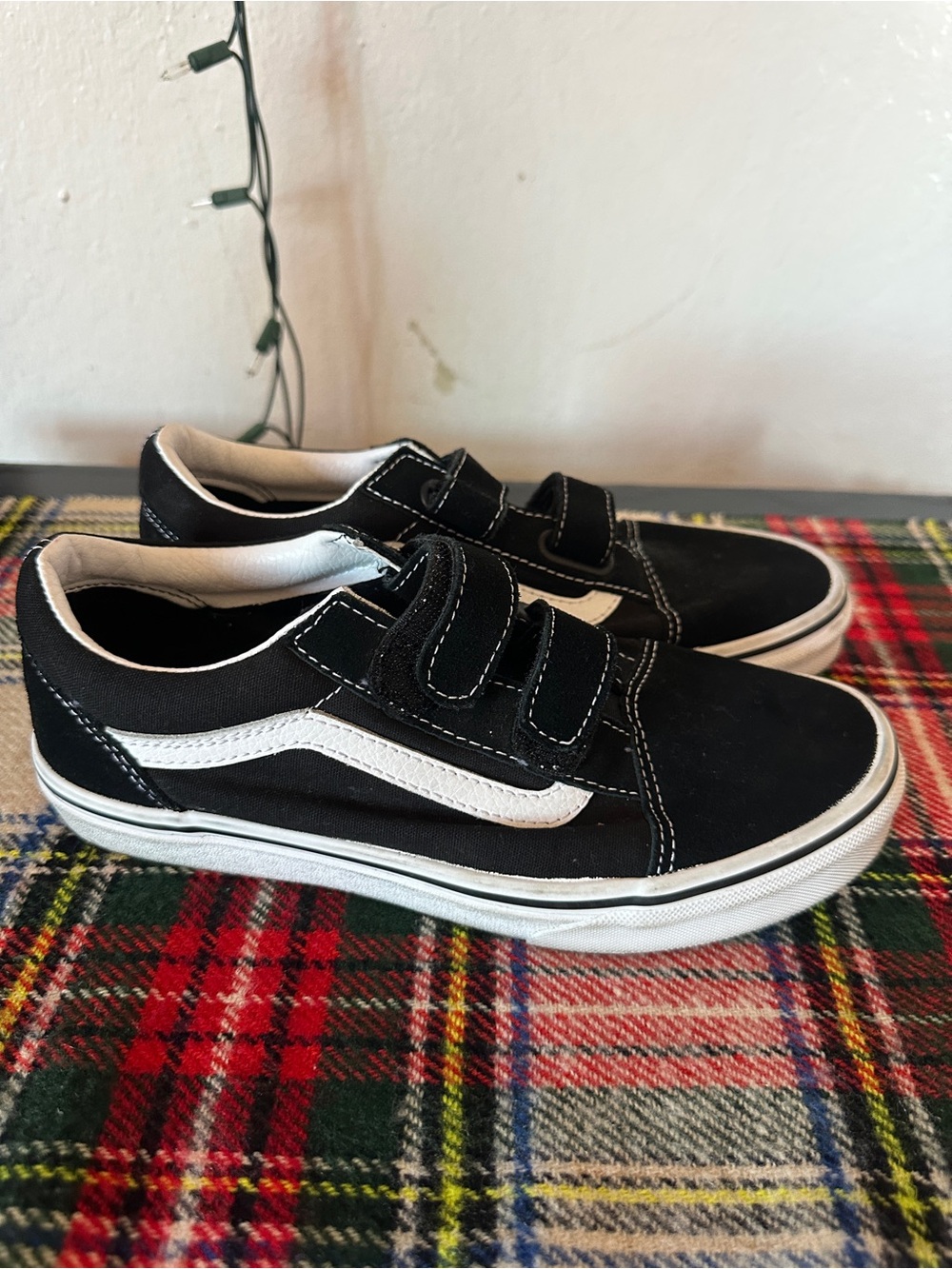 Vans (US Juniors) Black & White Velcro Old Skool Sneakers